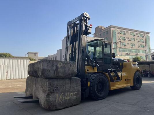 2500mm 회전 반경을 가진 파워 스티어링 대형 화물 지게차는 자재 취급 작업의 효율성을 향상시키도록 설계되었습니다.